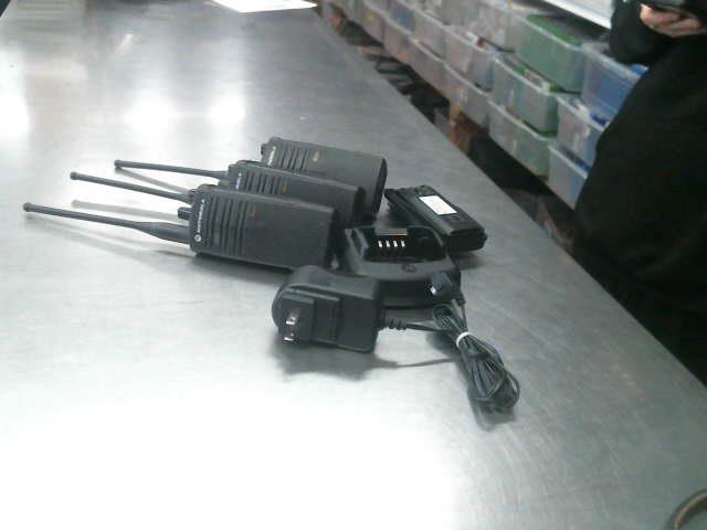 Lot de 3 talkie-walkie + charge + batt