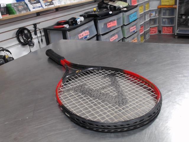 Raquette de tennis rouge et noire