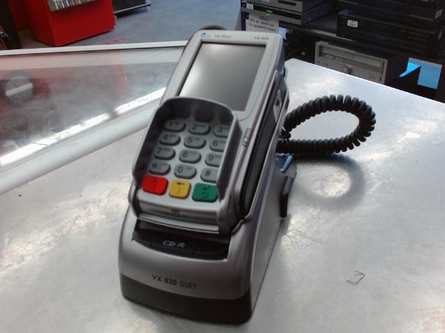 Machine interac vx820 av fils et papiers