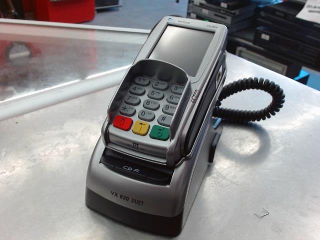 Machine interac vx820 av fils et papiers