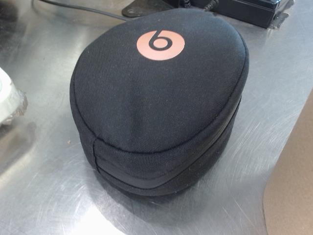 Beats solo 3 dans case rose