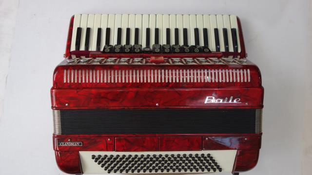 Accordion rouge marbre dans case cuire