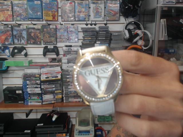 Montre guess pour femme blanche