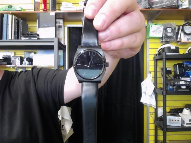 Montre noire the time teller