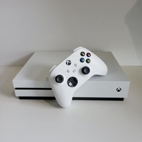 Microsoft xbox one s + man + fils