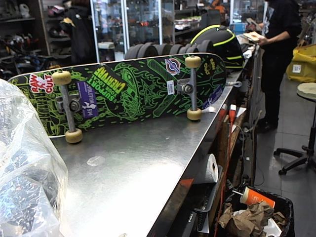 Creature skateboard bonne condition