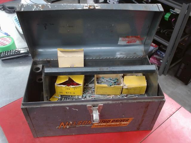 Coffre a outils 2 etages avec clous