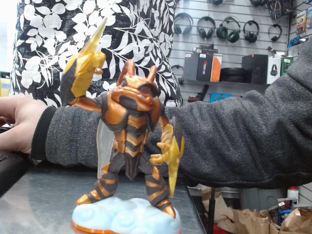 Figurine giants swarm skylanders