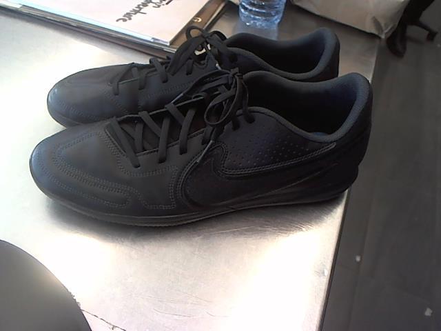 Interior soccer shoes size 11