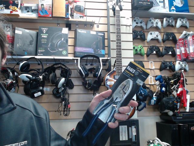 Fish tape pliers