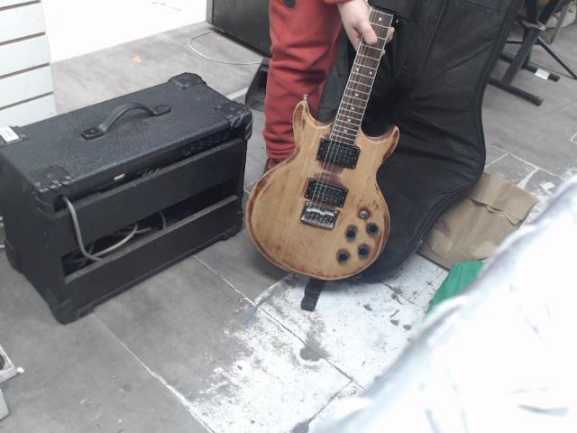 Guitar ibanez sable a main par mario