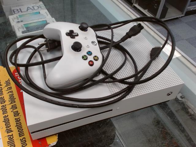 Xbox one s 500gb + manette et fils