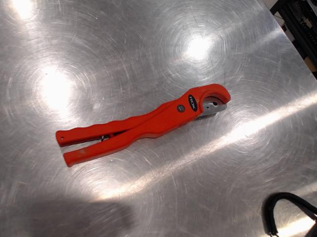 Pipe cutter