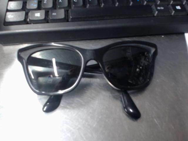 Lunette de soleil prada
