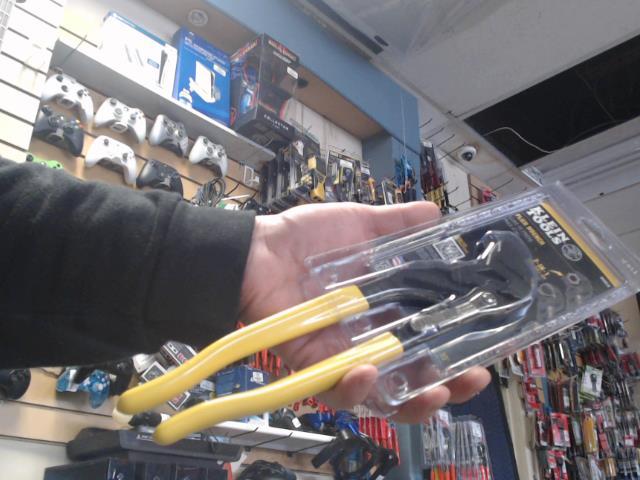 Plier wrench