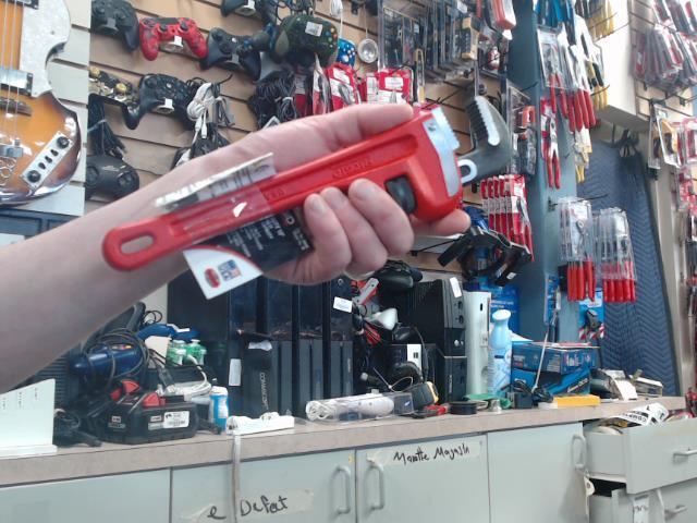 Pipe wrench  10