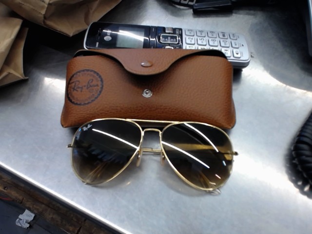 Lunettes de soleil + case rayban