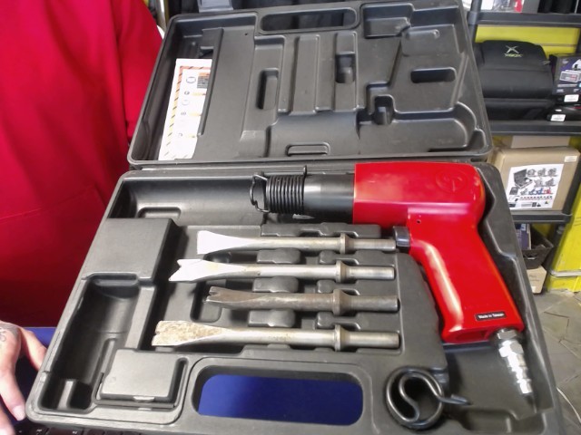 Marteau pneumatique dans case