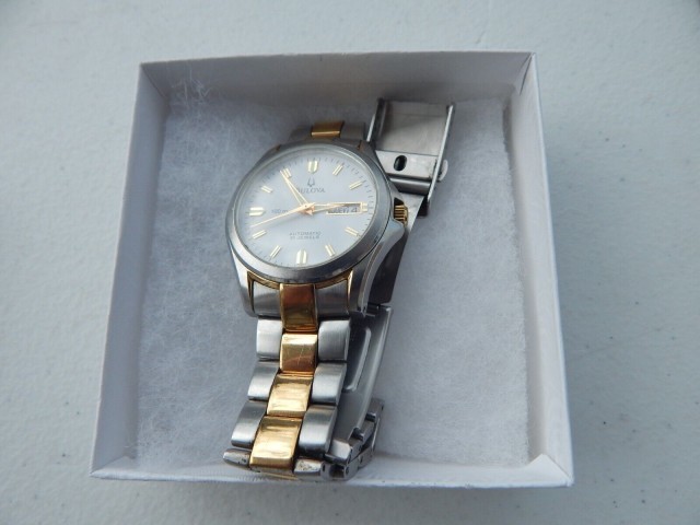 Montre two tone bulova automatique golde