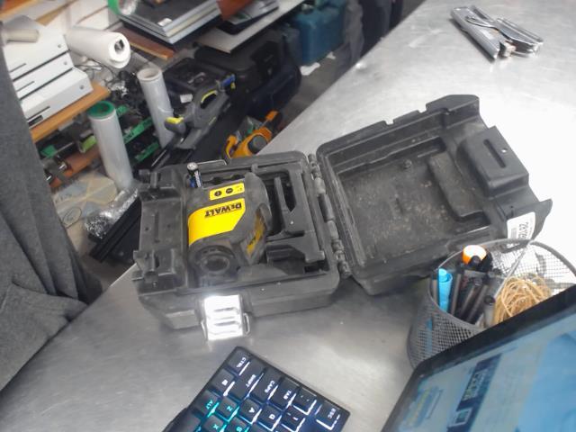 Laser dewalt dans coffre