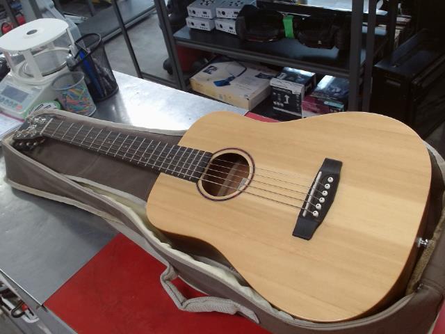 Guitare acoustique format 3/4 avec etui