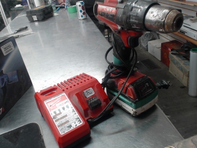 Drill milwaukee avec batterie et char...