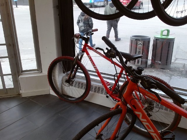 Velo noir et rouge