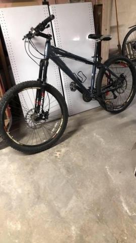 Velo de montagne bleu