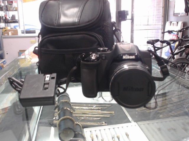 Coolpix p600 avec etui et chargeur