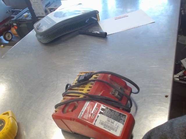 Chargeur milwaukee seul