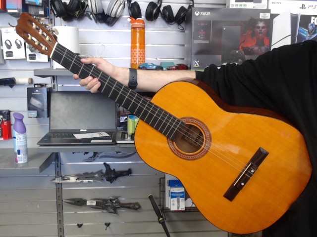 Guitare acoustique dans etuitmoue
