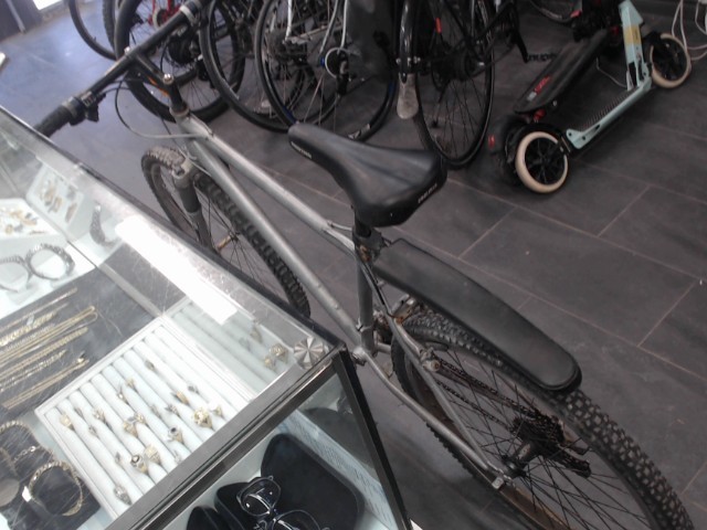 Velo de route gris