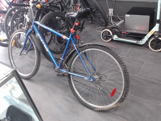 Velo bleu montagne pas de suspension