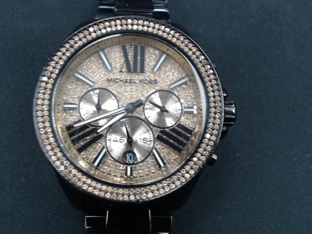 Montre noire cadran dor avec pierres
