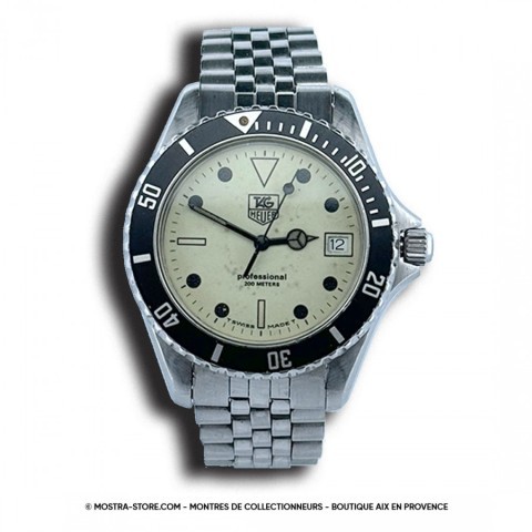 Montre stainless noir et fond blanc
