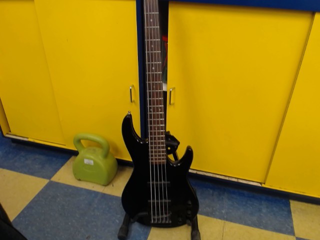 Basse guitar a 5 cords