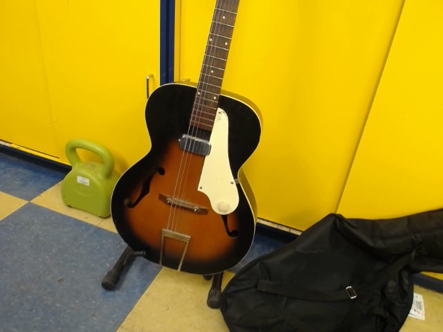 Guitare accoustic. coucher avec guit
