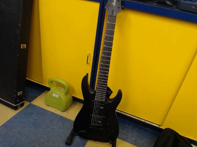 Guitare 7 corde case noir mou