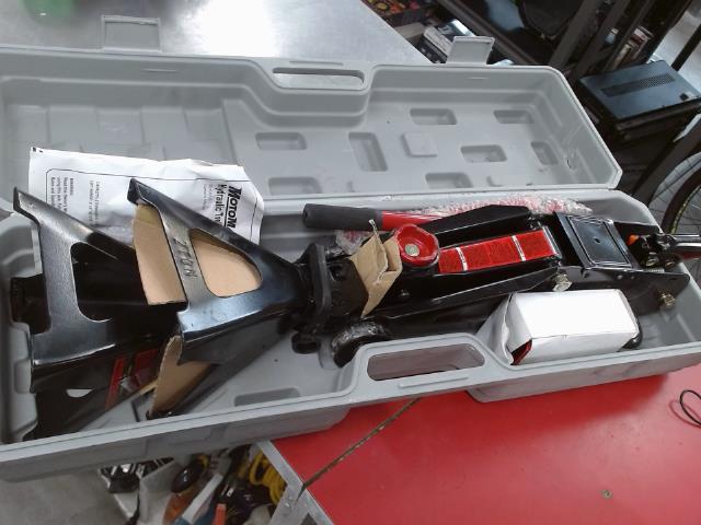 Jack pour voiture 2 tonnes+acc dans case