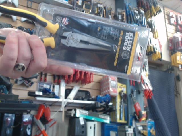 Side cutting long nose plier