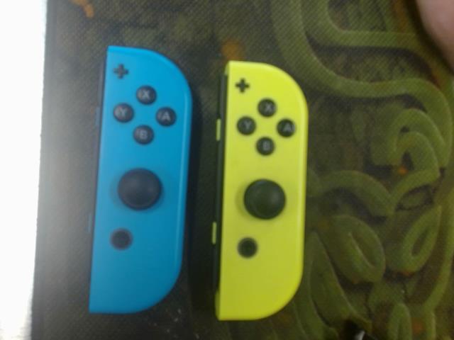 Une manette nintendo switch
