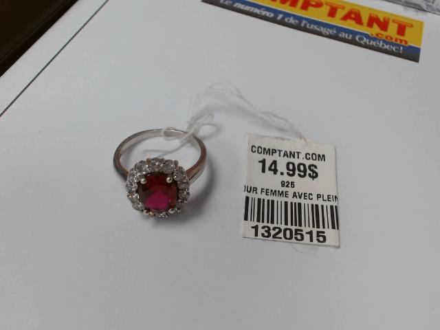 Bague pour femme avec plein pierre