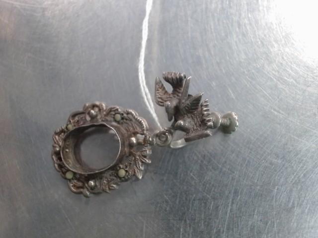 Un boucle d'oreille argent