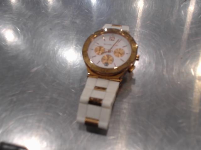 Montre blanche et or