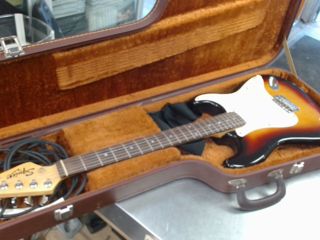 Stratocaster dans case dur