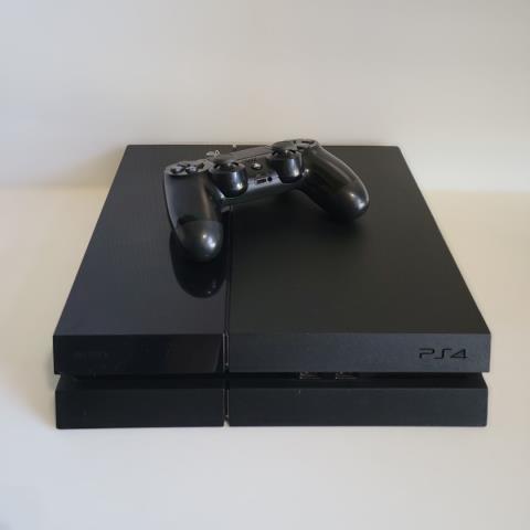 Ps4 avec manette et fils