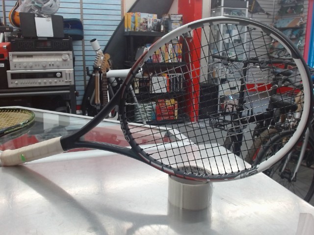 Racket de tennis blanche et noir