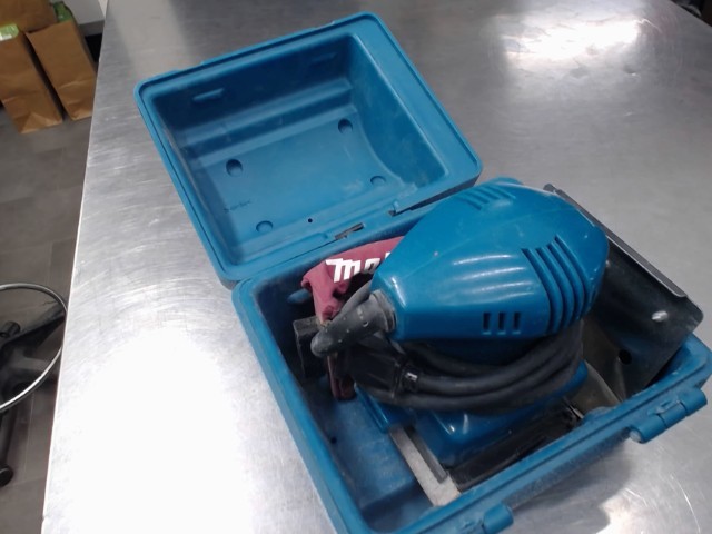 Finish sander makita dans case
