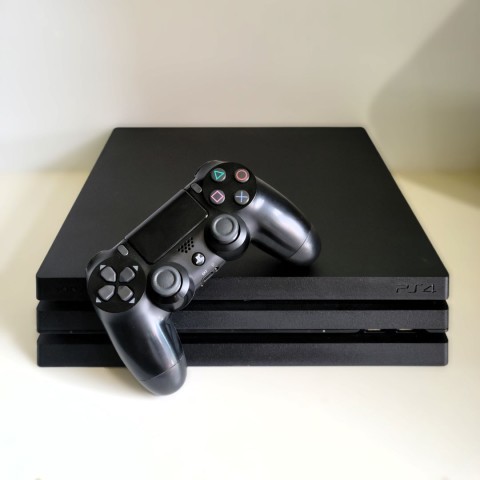 Ps4 pro avec manette et fils
