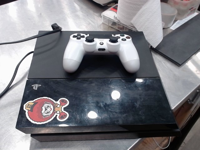 Console ps4 avec une manette